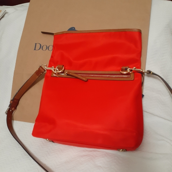 Dooney & Bourke crossbody NWT. RED - Picture 4 of 10